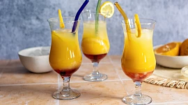 Retro okénko: Jak na americkou limonádu s ananasem a pomerančovým džusem? Barevné vrstvení zajistíme pomocí lžičky