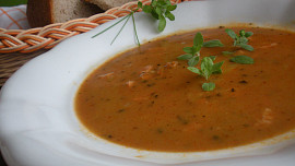 Hospodská gulášová polévka: Mleté hovězí dodá skvělou chuť, paprika zase barvu, důležitý fígl je ve správném osmažení cibule