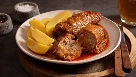 Poctivý záhorácký závitek: Kombinace šťavnatého vepřového masa a kysaného zelí v tradiční slovenské úpravě