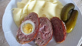 Plněná sekaná s vařeným vajíčkem a uzeninou je krásně šťavnatá a plná dalších chutí