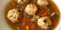 Vývar z vepřových kostí si zaslouží péči. Pečené kosti a pomalé tažení mu dodají sílu a fantastickou chuť