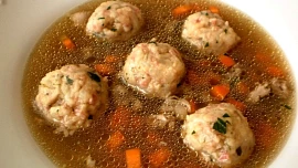 Vývar z vepřových kostí si zaslouží péči. Pečené kosti a pomalé tažení mu dodají sílu a fantastickou chuť