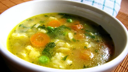 Blesková polévka s vaječnou jíškou dokonale zasytí. Přitom stačí jen pár ingrediencí a na stole je během pár minut