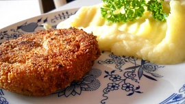 Karbanátky ze strouhané cukety a mletého měkkého salámu jsou vláčné a šťavnaté a lehce je zvládne i začátečník