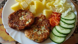 Květákové placičky chutnají fantasticky čerstvě osmažené i studené. Chuť a vůni zvýrazní špetka muškátového oříšku