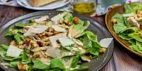 Jak připravit dresink na caesar salát? Ančovičky a parmezán vévodí chuti, dokonalou krémovou konzistenci zajistí olivový olej a žloutek
