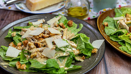 Jak připravit dresink na caesar salát? Ančovičky a parmezán vévodí chuti, dokonalou krémovou konzistenci zajistí olivový olej a žloutek