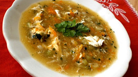 Z pár surovin plnohodnotný oběd: Rychlá nouzová polévka zachrání den i prázdnou lednici