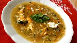 Z pár surovin plnohodnotný oběd: Rychlá nouzová polévka zachrání den i prázdnou lednici