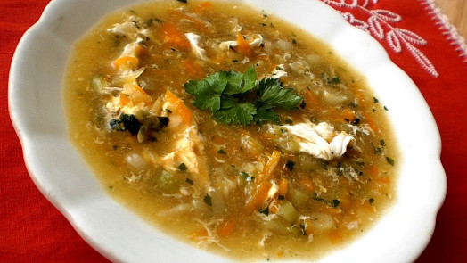 Z pár surovin plnohodnotný oběd: Rychlá nouzová polévka zachrání den i prázdnou lednici