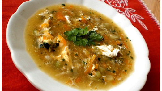 Rychlá „nouzová“ polévka: Voní bylinkami, báječně chutná, a přitom na ni stačí jen pár surovin, které máte běžně doma