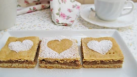 Křehký koláč s jablky: Jednoduchý moučník voní skořicí a ovocem a dokonale spojuje šťavnatou náplň a křupavé těsto