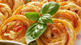 Listové těsto jako ideální surovina: Hodí se k přípravě lahodných a křupavých závinů či koláčů i skvělých minipizz