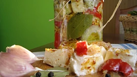 Jak na nakládaný hermelín? Aby se sýr nezkazil, je potřeba správně zacházet se sklenicí, s kořením i s olejem