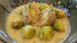 Karbanátky z růžičkové kapusty: Šťavnaté kapustičky ve směsi ochuceného masa doladí k dokonalosti pikantní omáčka