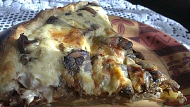 Slané pizzy z listového těsta na podzim plníme houbovou náplní. Jsou rychlé, snadné a výtečně chutnají