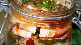 Naložený hermelín: Vynikající chuťovka, která slaví úspěch na každém večírku. Do Silvestra se ještě stihne rozležet