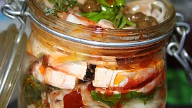 Naložený hermelín: Vynikající chuťovka, která slaví úspěch na každém večírku. Do Silvestra se ještě stihne rozležet