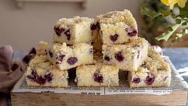 Snadný hrnkový koláč s ovocem: Křupavá máslová drobenka jej dovede k naprosté dokonalosti