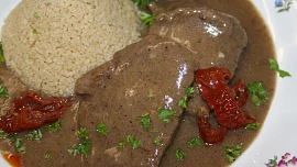 Roštěnky naší rodinky: Štavnaté a křehké plátky masa s pikantní omáčkou se předem nakládají do voňavých bylinek