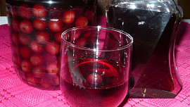 Opilé třešně: Vypeckované třešně zasypané cukrem a zalité vodkou se musí dva týdny uležet, pak skvěle ochutí poháry i moučníky
