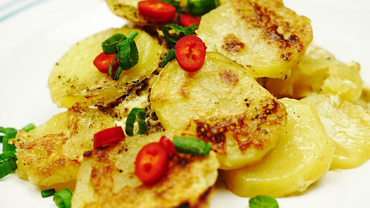 Farářské brambory: Levné jídlo z jednoho pekáče přichystáte snadno z pár běžných surovin. Chuť vylepší křupavá slanina