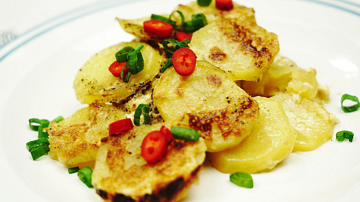 Farářské brambory: Levné jídlo z jednoho pekáče přichystáte snadno z pár běžných surovin. Chuť vylepší křupavá slanina