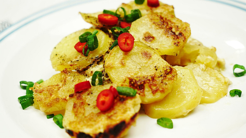 Farářské brambory spojují zemitost brambor se štiplavou cibulkou a křupavou slaninou. Jednoduché, ale velice dobré.