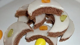 Vykrajované ořechové měsíčky: Mleté ořechy a rumová poleva jim dají chuť i vůni, a připravují se úplně jinak, než jste zvyklí