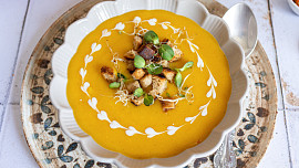 Tipy na nejlepší dýňovou polévku: Dužina z vydlabané dýně jako základ, zářivě oranžová barva i kořeněná chuť Tipy na nejlepší dýňovou polévku: Dužina z vydlabané dýně jako základ, zářivě oranžová barva i kořeněná chuť