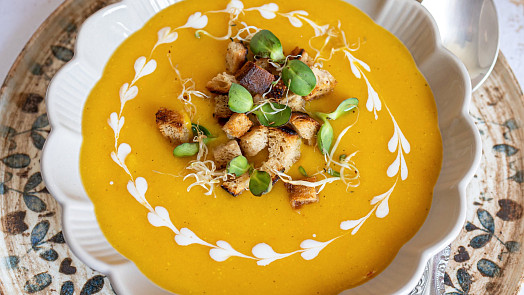 Tipy na nejlepší dýňovou polévku: Dužina z vydlabané dýně jako základ, zářivě oranžová barva i kořeněná chuť Tipy na nejlepší dýňovou polévku: Dužina z vydlabané dýně jako základ, zářivě oranžová barva i kořeněná chuť