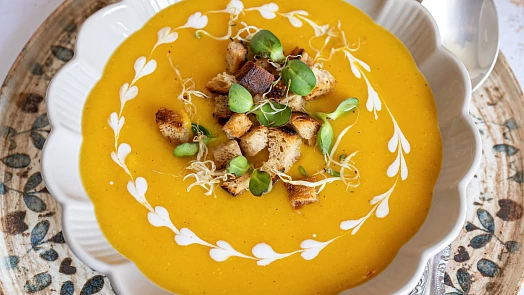 Tipy na nejlepší dýňovou polévku: Dužina z vydlabané dýně jako základ, zářivě oranžová barva i kořeněná chuť