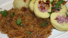 Lahodné karamelové zelí nádherně voní a chutná příjemně sladkokysele. Perfektně se hodí k huse i k plněným knedlíkům