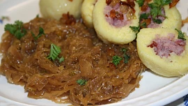 Lahodné karamelové zelí nádherně voní a chutná příjemně sladkokysele. Perfektně se hodí k huse i k plněným knedlíkům