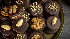 Recept na išelské dortíčky: Tradiční cukroví s ořechovou náplní voní po čokoládě a chutná fantasticky