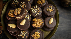 Recept na išelské dortíčky: Tradiční cukroví s ořechovou náplní voní po čokoládě a chutná fantasticky
