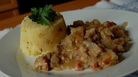 Bůček v kysaném zelí: Šťavnaté jídlo z jednoho hrnce dokonale propojí chutě obou ingrediecí a prospěje mu i černé pivo