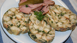 Karlovarský knedlík bez chybičky: Nadýchaný jako obláček, vláčný a zároveň pevný a voňavý po bylinkách a žemlích