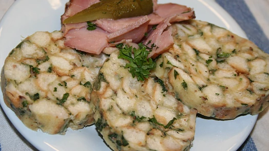 Karlovarský knedlík bez chybičky: Nadýchaný jako obláček, vláčný a zároveň pevný a voňavý po bylinkách a žemlích