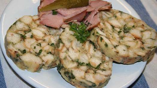 Karlovarský knedlík bez chybičky: Nadýchaný jako obláček, vláčný a zároveň pevný a voňavý po bylinkách a žemlích