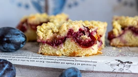 Vůně babího léta, sladké švestky a křupavá drobenka. Rychlý švestkový koláč chutná jako od babičky a příprava je přitom snadná