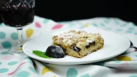 Rychlý švestkový koláč: Vláčnost mu dodají šťavnaté švestky, lehce karamelové aroma třtinový cukr, jemnou vůni pak skořice