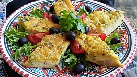 Holka u plotny radí: Tuniský slaný vaječný koláč tajine voní sýrem a kořením a snadno se připravuje