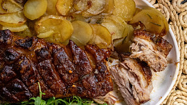 Pikantní bůček pečený nad bramborami: Masopustní oběd skoro bez práce, stačí dát vše do pekáčku, o zbytek se postará trouba