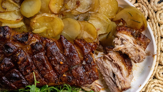 Pikantní bůček pečený nad bramborami: Masopustní oběd skoro bez práce, stačí dát vše do pekáčku, o zbytek se postará trouba