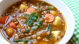 Poctivá čočková polévka krok za krokem: Zahuštění prospěje nastrouhaná brambora, proti nadýmání pomáhají bylinky