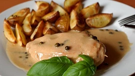 Plněná kuřecí prsa s pepřovou omáčkou jsou úžasně šťavnatá. Důležitý je správný výběr pepře a pikantní chuť dodá i klobása