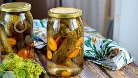 Znojemský nálev na okurky: Základem je správný poměr vody, octa a cukru, lehce pikantní chuť dodá křen