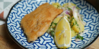 Jak na nejlepší řízky z kapra? Rybu naložte do citronu a smažte společně s mrkví!