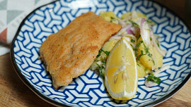Jak na nejlepší řízky z kapra? Rybu naložte do citronu a smažte společně s mrkví!
